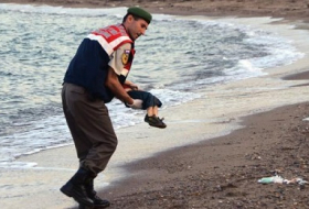 Drowned Syrian refugee boy washes up on Turkish resort beach